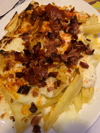 Patatas con queso y bacon