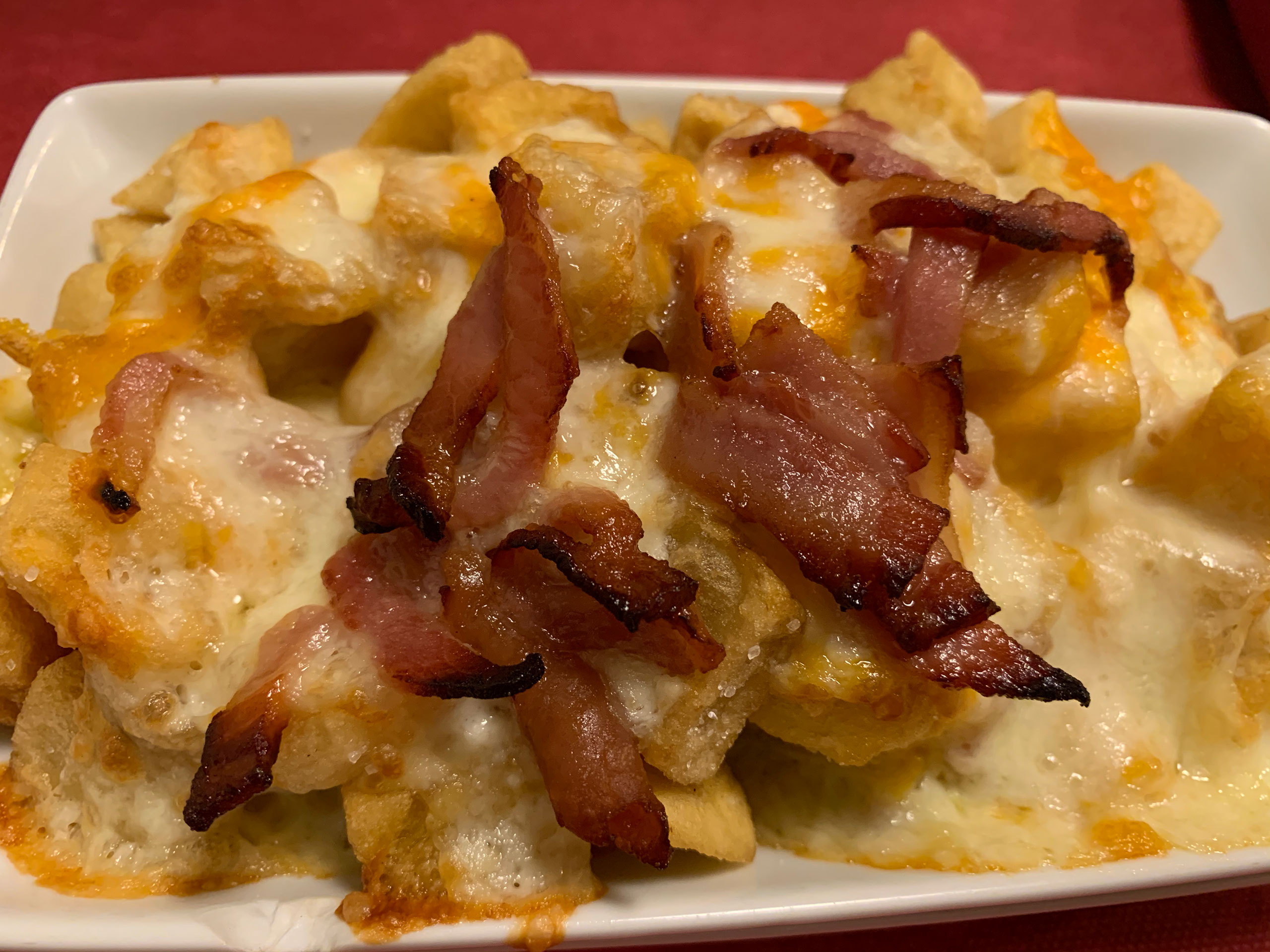Patatas con chutney de bacon crujiente y queso