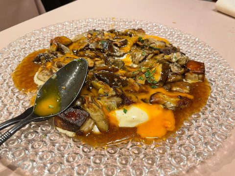 Hongos, foie, parmentier, yema y crujiente de cebolla La cuchara de Martín