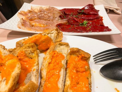 Papada ibérica con piquillos y pantumaca La cuchara de Martín