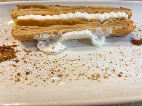 Milhojas de crema y crema de queso