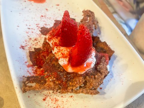 Sándwich crujiente de fresas con nata