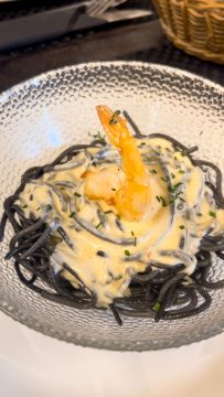 Espaguetis negros con salsa de puerros y langostinos Malafú