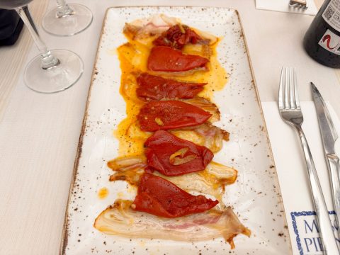 Pimientos de piquillo con papada Mesón Pirineo